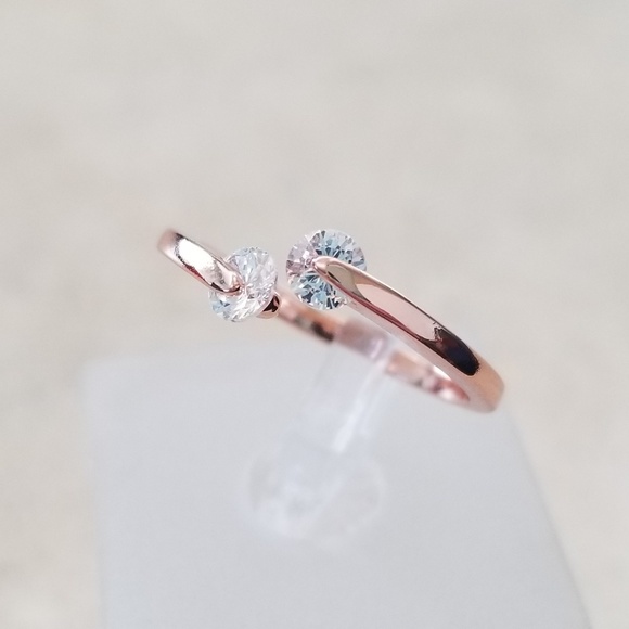 Delicate 18k Ring - Picture 2 of 6